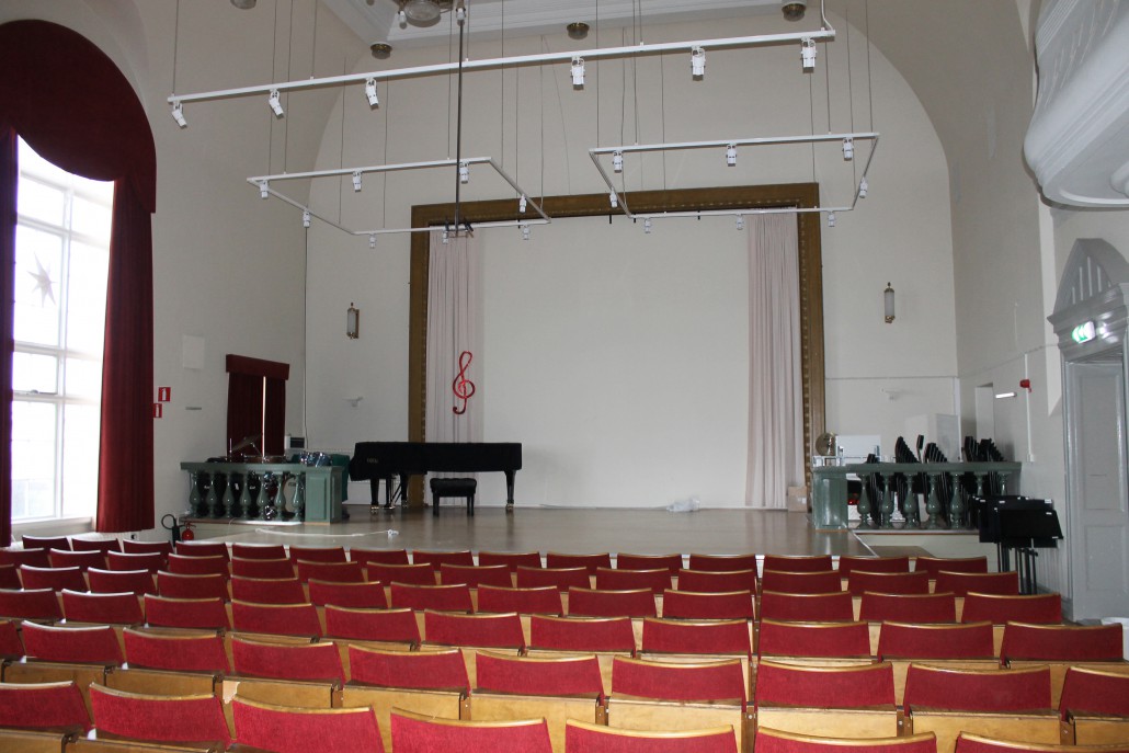 Rosenfredskolans aula har tekniska finesser för ljus och ljud.