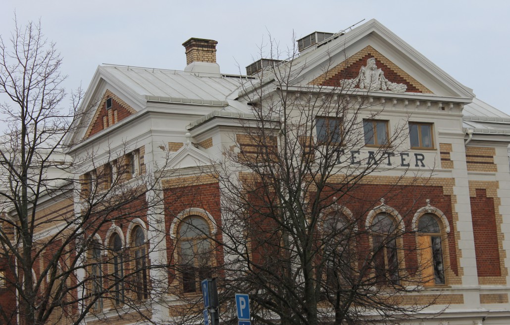 Varbergs Teater är en integrerad del av biblioteket. Här kan man fylla inte bara parkett utan även två balkonger av körlystna besökare i hundratal.